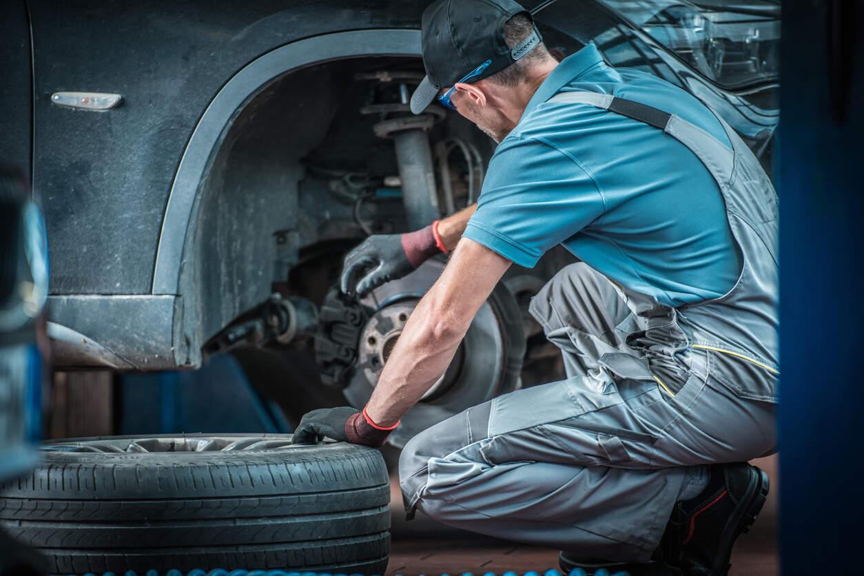 Roadside tyre assistance team helping a driver in Dubai